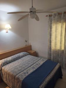 Schlafzimmer mit einem Bett und einem Deckenventilator in der Unterkunft Apartamento Zodiac AB 2 C in Lloret de Mar