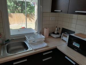 Kuchyň nebo kuchyňský kout v ubytování Nikolett apartman