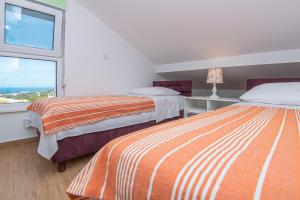 - 2 lits dans une chambre avec fenêtre dans l'établissement Pajo 2, à Primošten