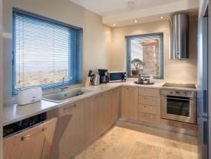 Кухня или мини-кухня в Olivia's Villas of Luxury
