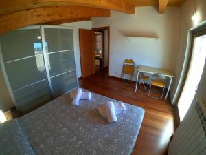 een kamer met een bed en een tafel en stoelen bij ATTICO con TERRAZZO, VIA DEL BORGO in Montesilvano