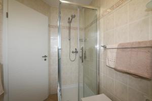een badkamer met een douche, een toilet en een wastafel bij Ferienwohnung Strandaster in Zingst