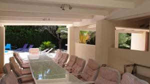 Fotografia z galérie ubytovania Near the beach, 8 bedrooms, sleeps 22, Jacuzzi, Full AC, BBQ, 2 kitchens, 2 dishwashers, fast internet, ping pong, cars not necessary v destinácii Les tres Cales