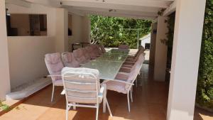Fotografia z galérie ubytovania Near the beach, 8 bedrooms, sleeps 22, Jacuzzi, Full AC, BBQ, 2 kitchens, 2 dishwashers, fast internet, ping pong, cars not necessary v destinácii Les tres Cales