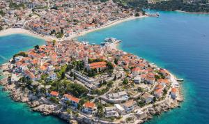 une vue aérienne sur une petite île dans l'eau dans l'établissement Pajo 2, à Primošten