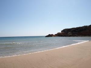 Fotografie z fotogalerie ubytování Near the beach, 8 bedrooms, sleeps 22, Jacuzzi, Full AC, BBQ, 2 kitchens, 2 dishwashers, fast internet, ping pong, cars not necessary v destinaci Les tres Cales