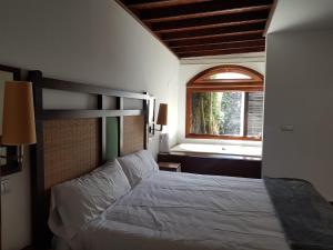 een slaapkamer met een bed en een raam bij VILLA FENIX in Puerto del Carmen +23 foto's