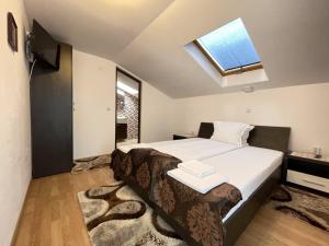 Ένα ή περισσότερα κρεβάτια σε δωμάτιο στο Casa Doina