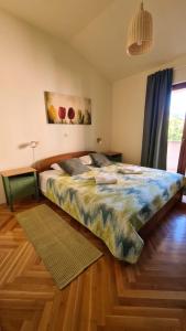 Kaštel Stari的住宿－Oasis apartment with sea view and garden，一间卧室,卧室内配有一张大床