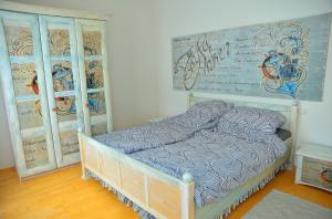 um quarto com uma cama com um quadro na parede em Kunst Apartment im Schwalbenhaus em Spitz