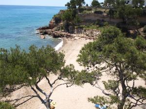 Fotografie z fotogalerie ubytování Near the beach, 8 bedrooms, sleeps 22, Jacuzzi, Full AC, BBQ, 2 kitchens, 2 dishwashers, fast internet, ping pong, cars not necessary v destinaci Les tres Cales