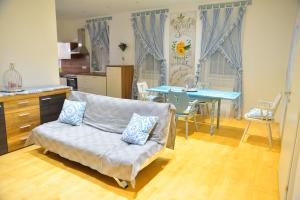 a living room with a couch and a table at Kunst Apartment im Schwalbenhaus in Spitz