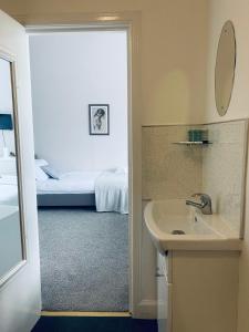 Kylpyhuone majoituspaikassa The Portmann Hotel