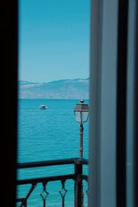 d'un balcon avec une lampe offrant une vue sur l'eau. dans l'établissement Hotel Kyani Akti, à Xylokastro