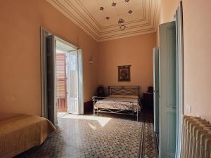 Habitación con dormitorio con cama y techo. en Palazzo Gambuzza, en Ispica