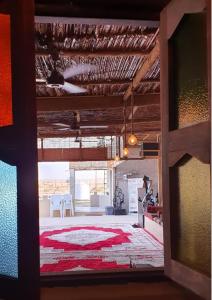 een kamer met een tafel en een tapijt bij Al Khateem Art Hub in Baţīn