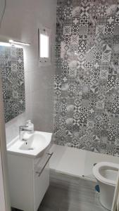 łazienka z umywalką i toaletą w obiekcie Saltillo Alto Gray Studio. Vistas al mar y piscina w mieście Torremolinos