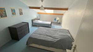 une chambre d'hôpital avec un lit et une commode dans l'établissement Duplex lumineux haut Jura, à Ponthoux