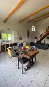 - un salon avec une table et des chaises en bois dans l'établissement Duplex lumineux haut Jura, à Ponthoux
