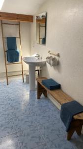 een badkamer met een wastafel en een wastafel bij Duplex lumineux haut Jura in Ponthoux
