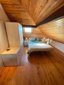 CASA DA LAGINHA في زامبوجيرا دو مار: غرفة نوم بسرير وسقف خشبي