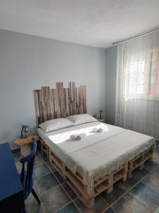 sypialnia z dużym łóżkiem i oknem w obiekcie Apartmani Huljić w mieście Stari Grad