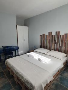 duże białe łóżko w pokoju ze stołem w obiekcie Apartmani Huljić w mieście Stari Grad