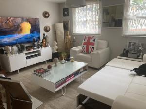 Imagen de la galería de STUNNING GROUND FLOOR GARDEN APARTMENT - Entire Apartment, Centrally Located, With Free Off Road Parking By Flat & Wiffi, Beautifully Secluded, 3 mins From All Amenities, en Londres