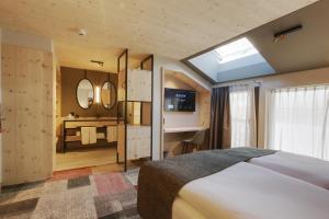 Un pat sau paturi într-o cameră la Hotel Derby