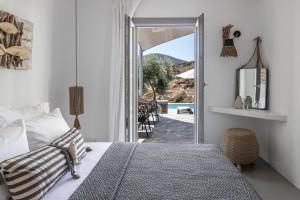 Tempat tidur dalam kamar di Nesea Sifnos - Luxury Residences