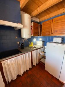 A kitchen or kitchenette at CASA DA LAGINHA