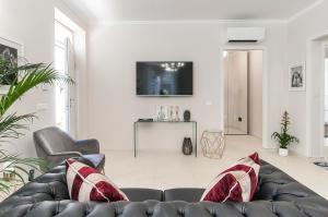 sala de estar con sofá y TV en Stelle Galeotte Exclusive Holiday Home en Fondi