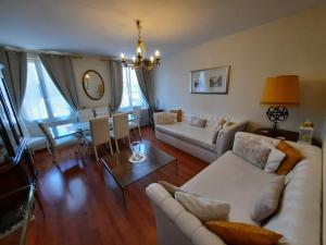 Una sala de estar con un sofá blanco y una mesa. en Apartments Center Colmar 5, en Colmar