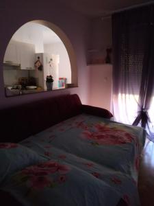 ein Schlafzimmer mit einem Bett in einem Zimmer mit einem Fenster in der Unterkunft Melita studio apartment in Split