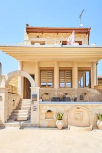 duży kamienny dom ze schodami przed nim w obiekcie Villa Vlite w mieście Suda