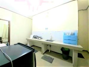 oficina con escritorio, lavabo y espejo en Gaea's Apartments, en Panglao