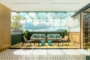 Een zitgedeelte bij Hilltop Wellness Resort