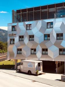 um camião de comida estacionado em frente a um edifício em Cubo Sport & Art Hotel em Sankt Johann in Tirol