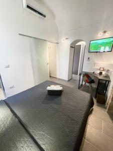 a bedroom with a bed and a desk in a room at Il Telescopio in Noto