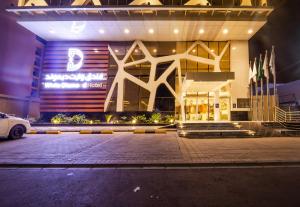un edificio con un coche aparcado delante de él en White Diamond Hotel - Al Nuzha en Yeda