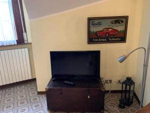 Televízia a/alebo spoločenská miestnosť v ubytovaní Maison des Alpes mansarda
