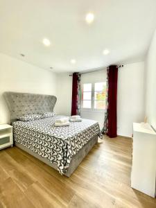 ein Schlafzimmer mit einem Bett mit einer schwarz-weißen Bettdecke in der Unterkunft Holiday Valley Fortuna in Adeje