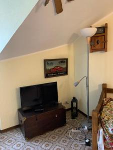 Televízia a/alebo spoločenská miestnosť v ubytovaní Maison des Alpes mansarda + 26 fotografií