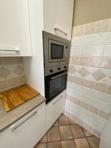 A kitchen or kitchenette at B&B Ares Castel Baronia