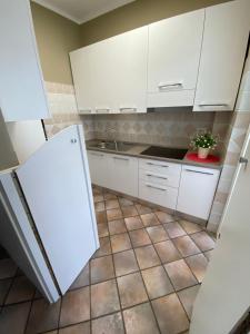 A kitchen or kitchenette at B&B Ares Castel Baronia