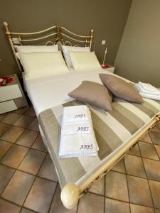 A bed or beds in a room at B&B Ares Castel Baronia