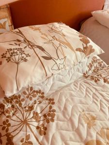 オストラヴァにあるUBYTOVÁNÍ ALENAの花の毛布付きベッド