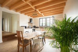 a kitchen and dining room with a table and chairs at La Parenthèse Honfleuraise bis in Honfleur