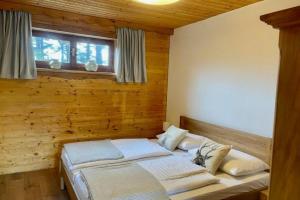 Säng eller sängar i ett rum på Almhaus-Klippitz