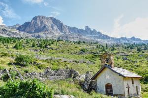 een oud huis aan de kant van een berg bij Le Pont de l' Alp in Le Monêtier-les-Bains